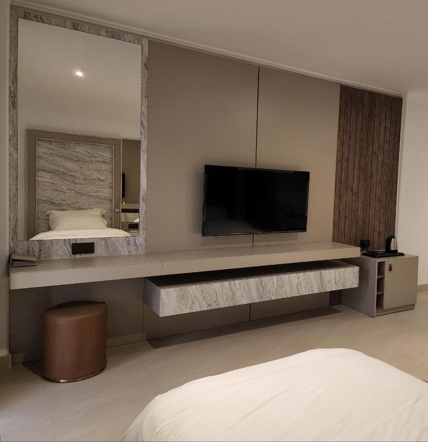 Imperial Suites Hotel Манама Экстерьер фото